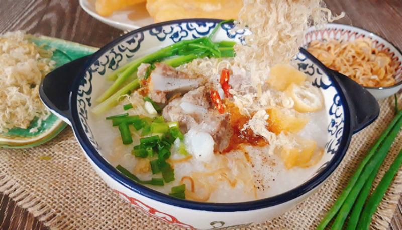 Một bát cháo sườn sụn ấm nóng cho bữa ăn đêm ở Hà Nội, có cháo trắng mịn và sườn sụn giòn sần sật.